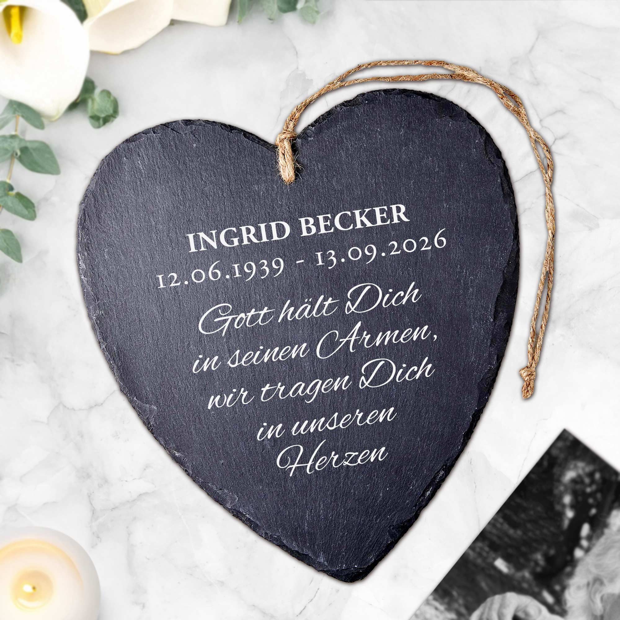 Personalisiertes Schieferherz - Gott hält dich in seinen Armen