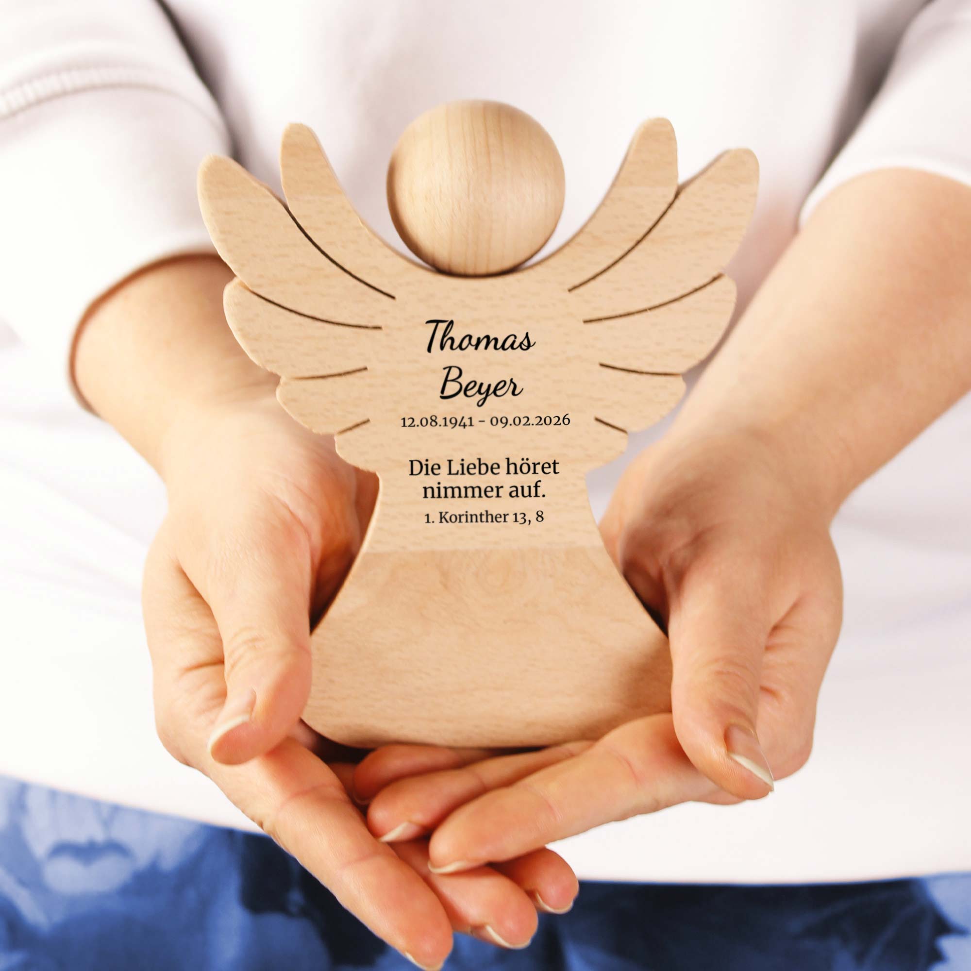 Personalisierter Holzengel - Die Liebe höret nimmer auf Personalisierter Holzengel - Die Liebe höret nimmer auf