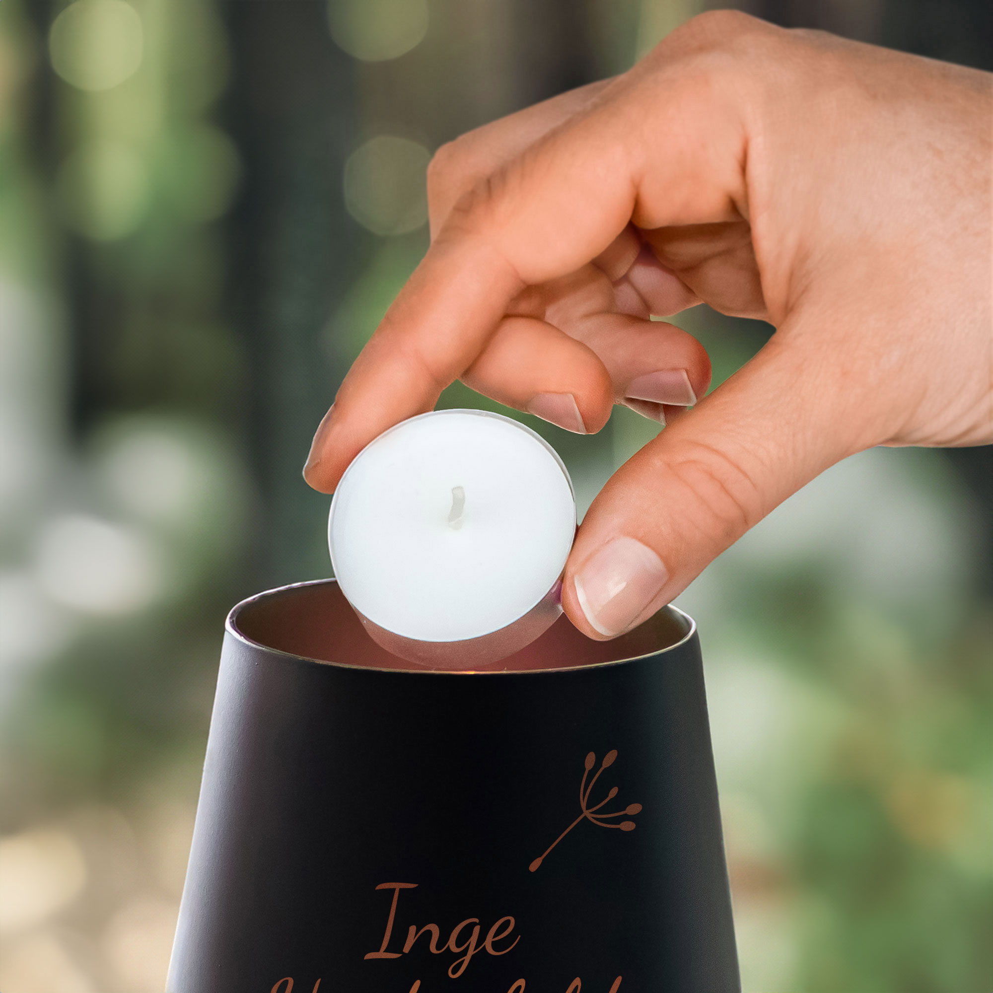 Personalisiertes Windlicht mit Trauerblume - Schwarz Bronze Personalisiertes Windlicht mit Trauerblume - Schwarz Bronze