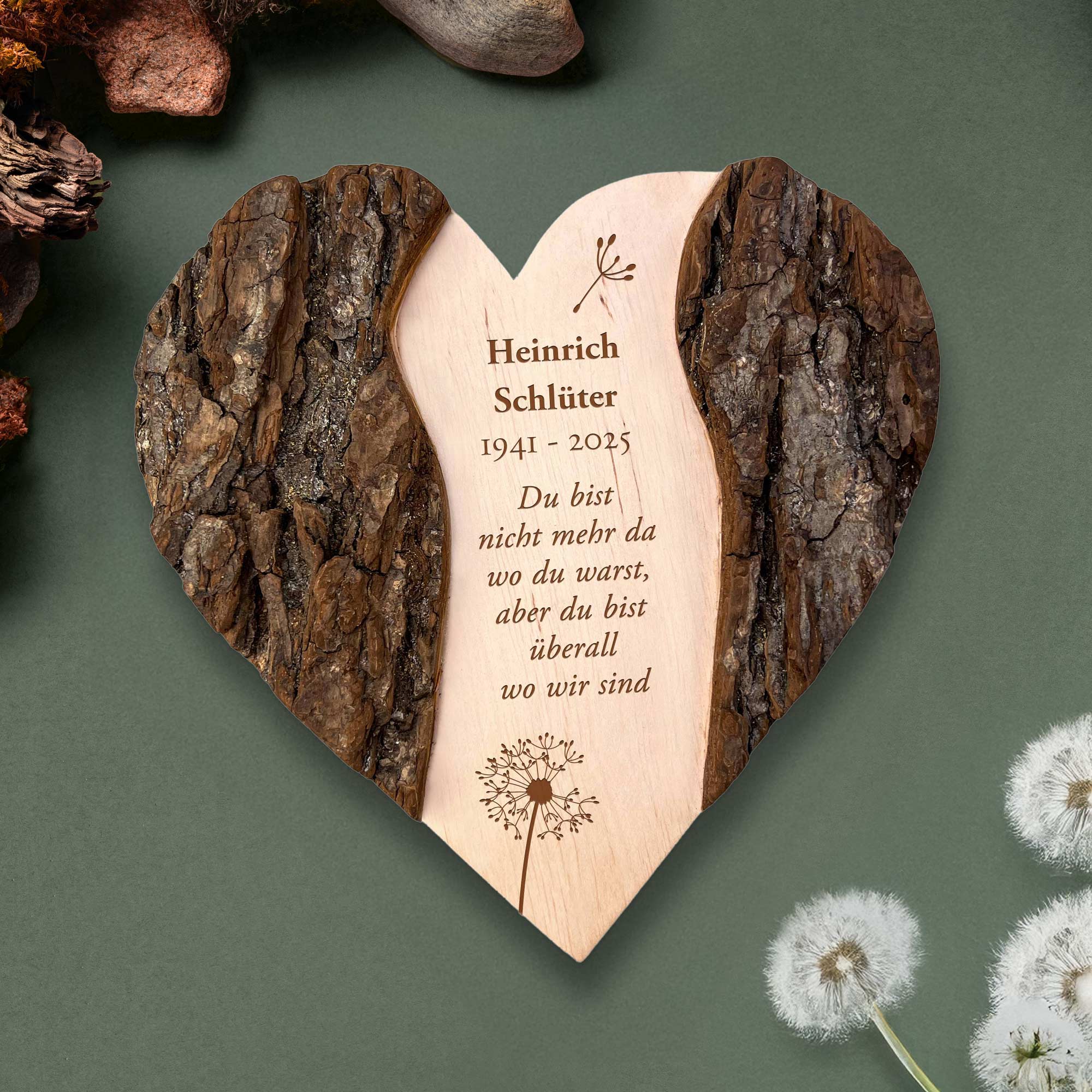 Personalisiertes Holzherz mit Rinde - Trauerblume