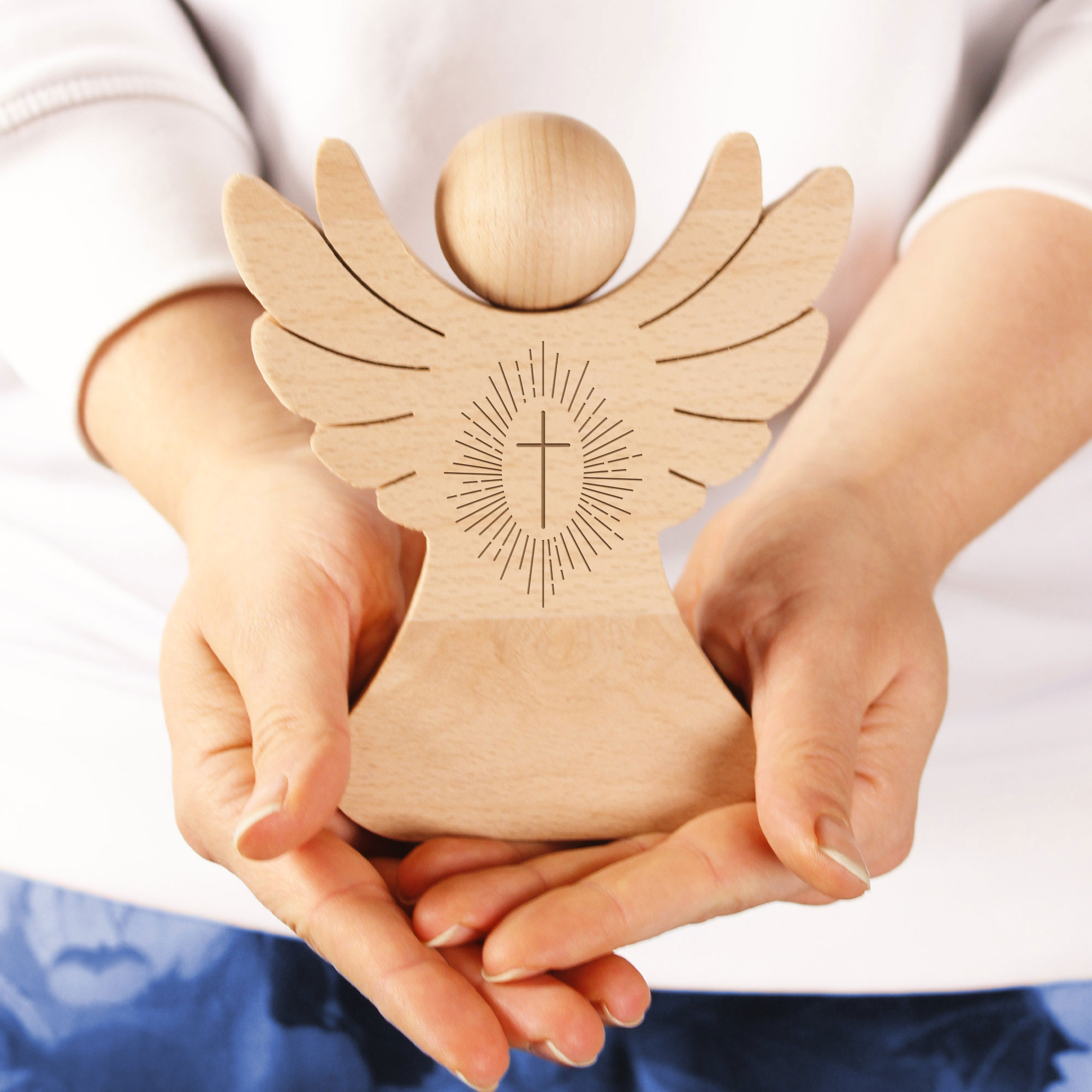 Holzengel mit Gravur - Kreuz