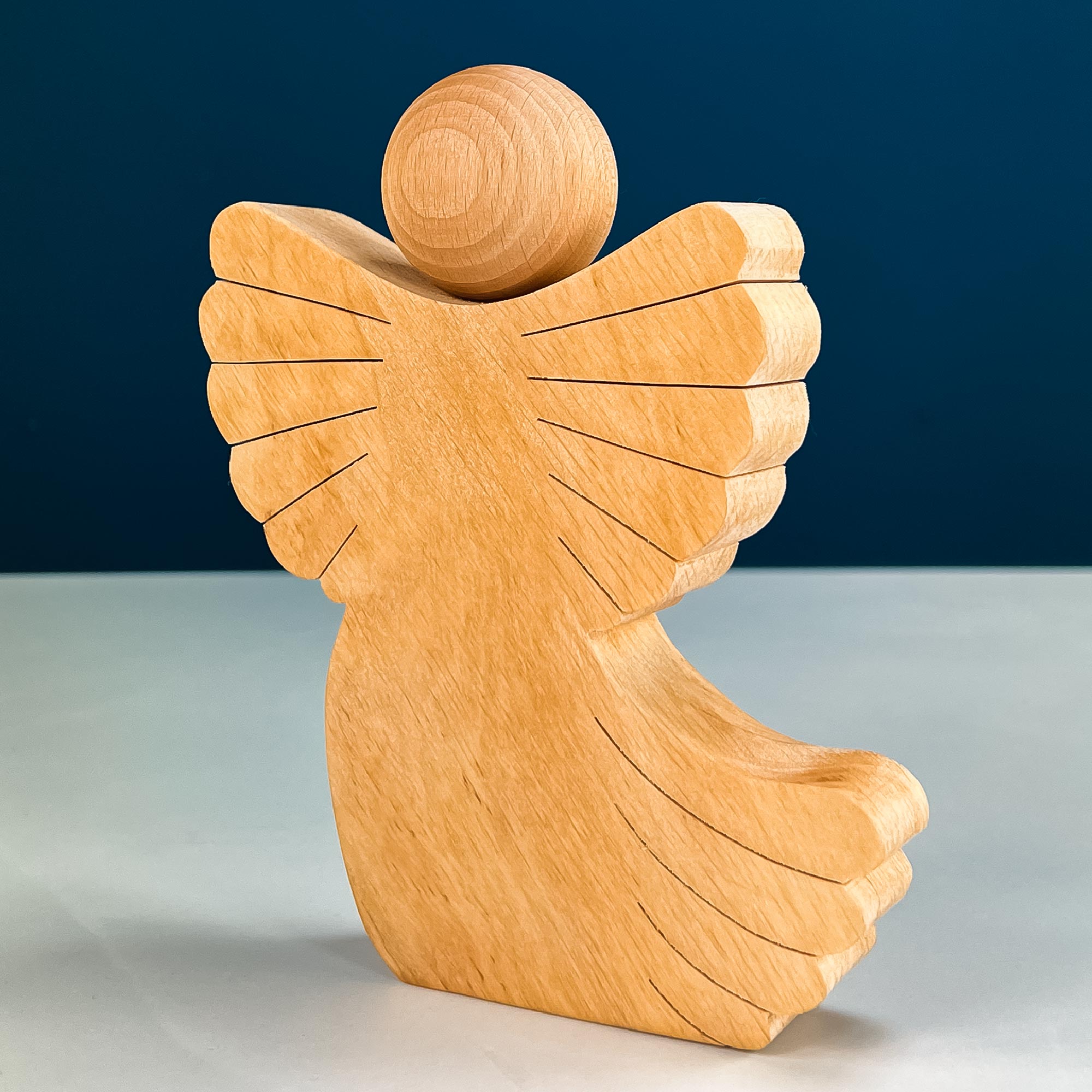 Personalisierter Holzengel mit Schweif - Die Liebe höret nimmer auf Personalisierter Holzengel mit Schweif - Die Liebe höret nimmer auf