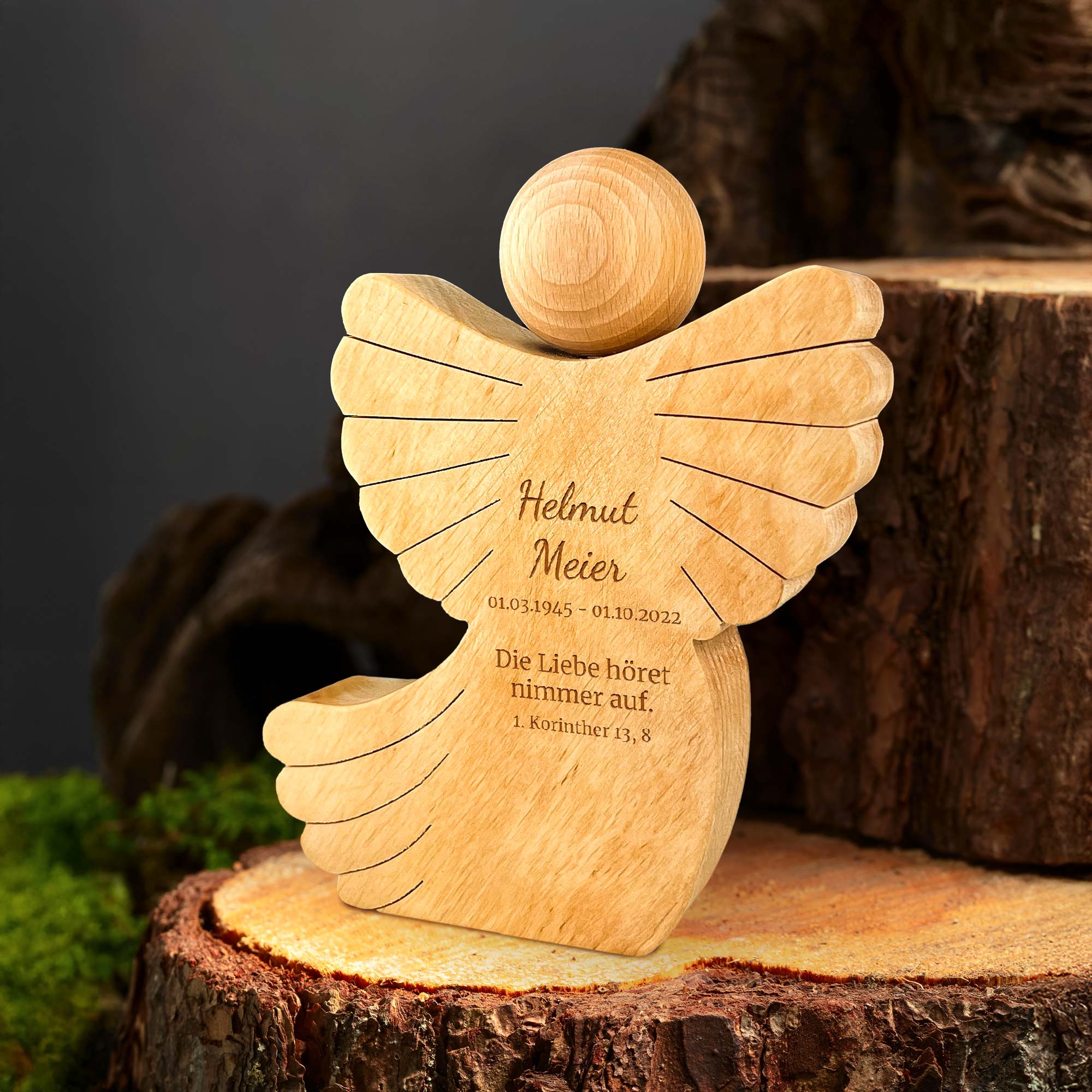 Personalisierter Holzengel mit Schweif - Die Liebe höret nimmer auf Personalisierter Holzengel mit Schweif - Die Liebe höret nimmer auf