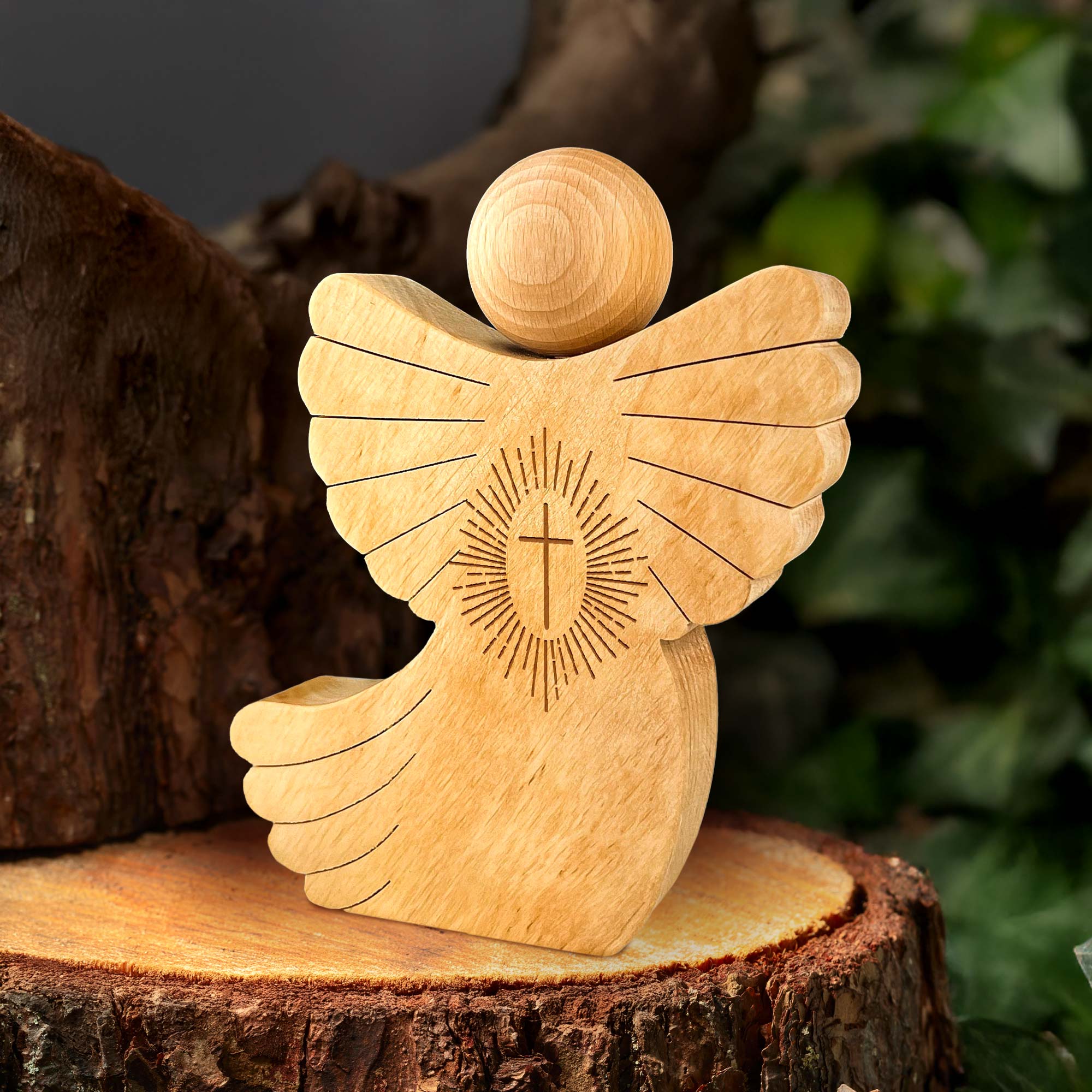 Holzengel mit Schweif - Kreuz Gravur Holzengel mit Schweif - Kreuz Gravur