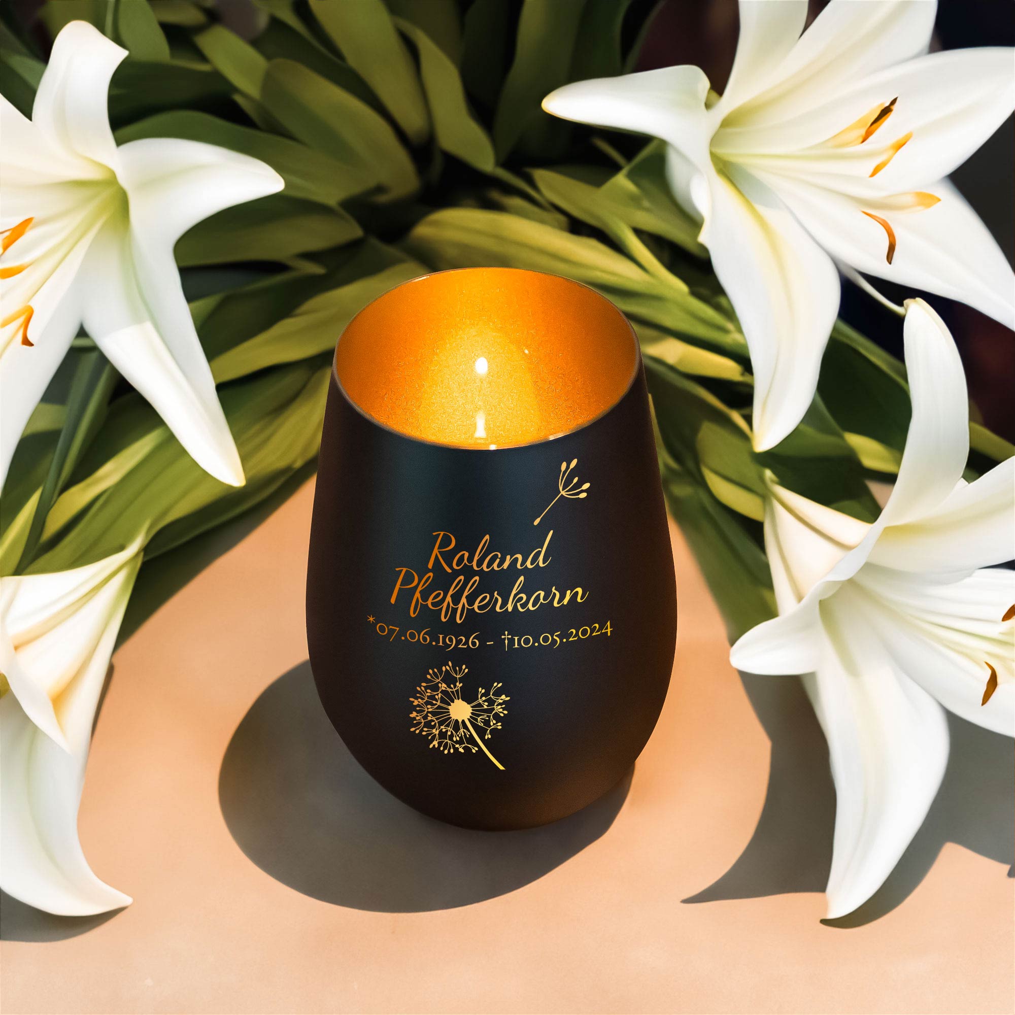 Personalisiertes Windlicht mit Trauerblume - Schwarz Gold Personalisiertes Windlicht mit Trauerblume - Schwarz Gold
