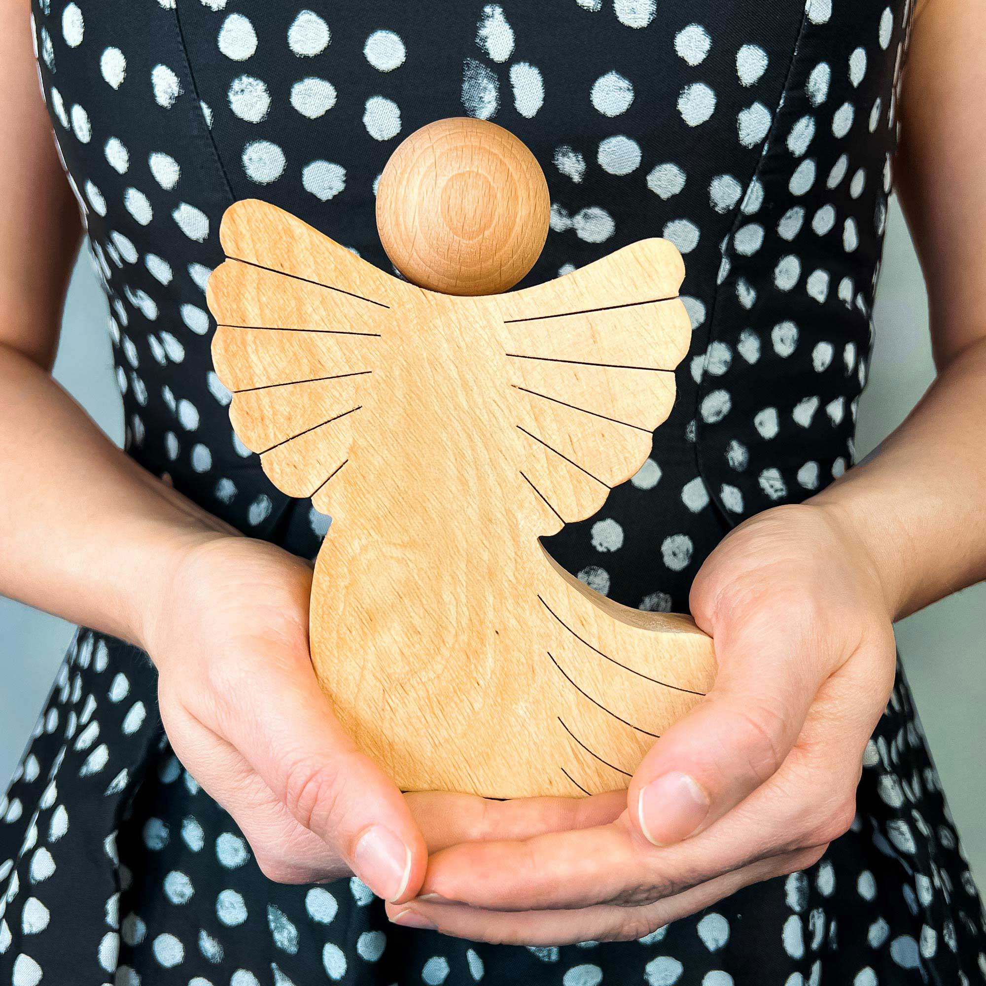 Personalisierter Holzengel mit Schweif - Die Liebe höret nimmer auf Personalisierter Holzengel mit Schweif - Die Liebe höret nimmer auf