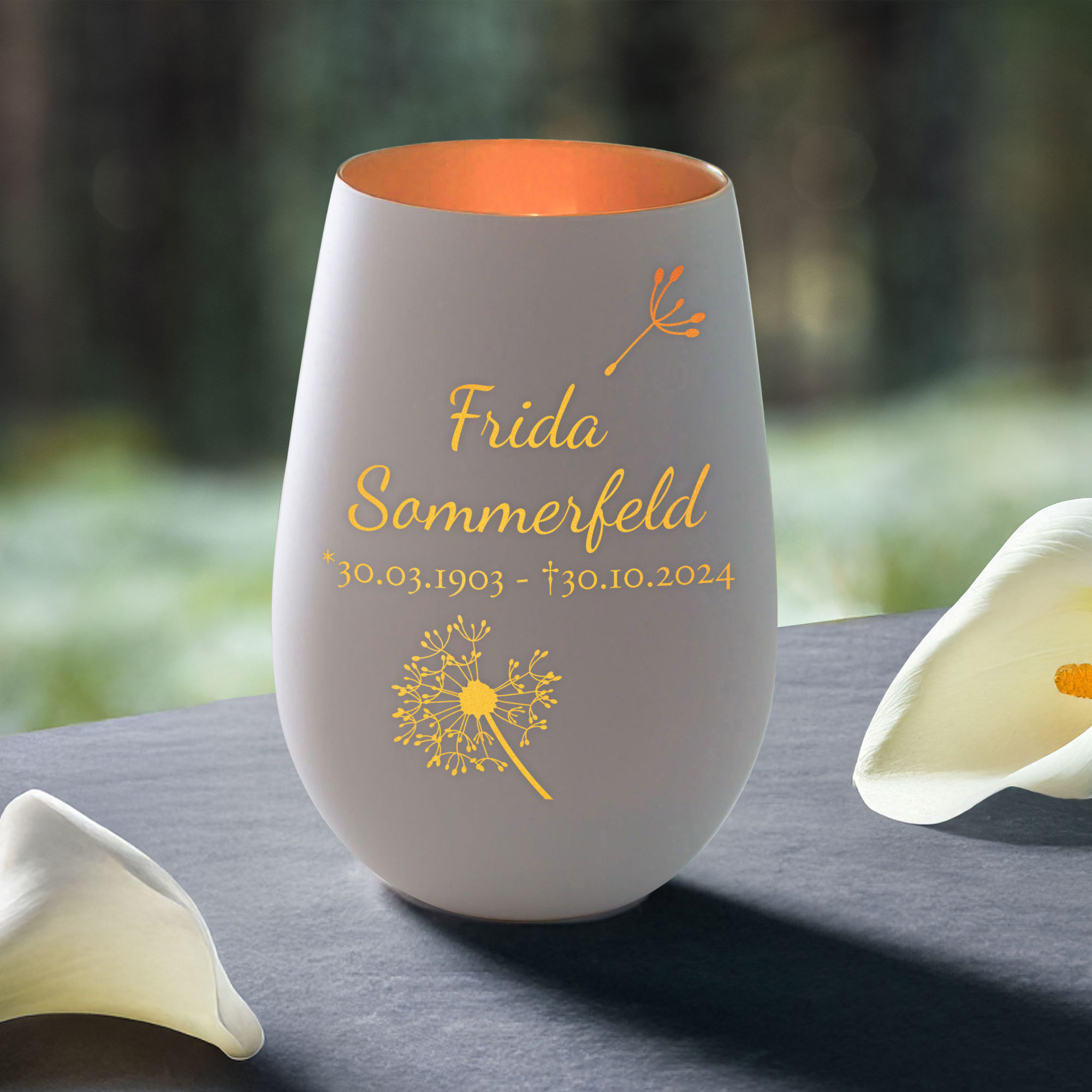Personalisiertes Windlicht mit Trauerblume - Weiß Bronze